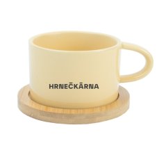 Makronka, žlutá, keramický designový hrnek s bambusovým podtáckem