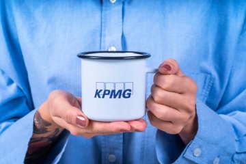 Proč i giganti jako KPMG vyměnili anonymní reklamní předměty za poctivé hrnky z Moravy